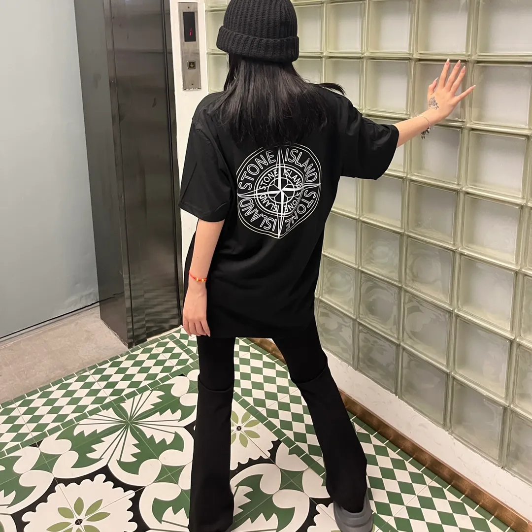 W609#P110💰 Stone Island has a large compass logo on the back of Stone Island. Logo printed short-sleeved men's and women's loose casual T-shirts. Made of 260 grams of combed cotton, 32-count double yarn, double threads and two needles to press the thread. No deformation after long-term washing. Imported 3D printing, no fading, no cracking. Washable double tags. Original packaging. Color: black-white. Size M-XXL.